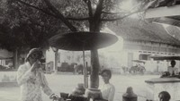 Terakhir ini potret penjual minuman tradisional di Gresik, Jawa Timur. Foto penjual jadul ini diambil sekitar tahun 1825-1920. Foto: Instagram @perfectlifeid & @nederlands_indie
