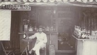 Potret penjual makanan dari era 1900-an, kini banyak diunggah di berbagai akun koleksi foto jadul di Instagram hingga di Facebook. Seperti dua akun Instagram @perfectlifeid dan @nederlands_indie, yang bagikan potret berbagai penjual makanan di masa lampau. Foto: Instagram @perfectlifeid & @nederlands_indie