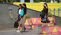 Beberapa dari mereka menutup kepala menggunakan lengan.