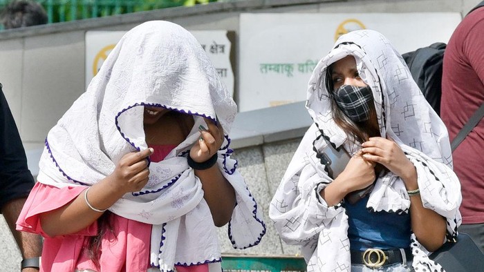 NEW DELHI, INDIA - JUNE 4: Commuters out on hot summer day at Connaught Place on June 4, 2022 in New Delhi, India. The maximum temperature has reached 44 degree Celsius at many places in the national capital region. The Meteorological Department had already issued a warning of heatwave running on the weekend.  (Photo by Sanjeev Verma/Hindustan Times via Getty Images)