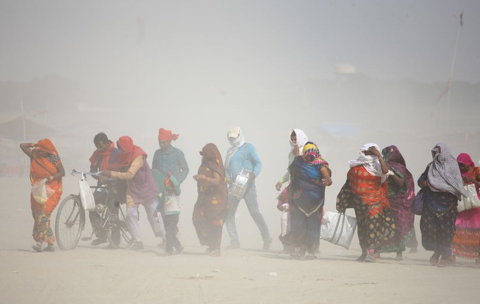 NEW DELHI, INDIA - JUNE 4: Commuters out on hot summer day at Connaught Place on June 4, 2022 in New Delhi, India. The maximum temperature has reached 44 degree Celsius at many places in the national capital region. The Meteorological Department had already issued a warning of heatwave running on the weekend.  (Photo by Sanjeev Verma/Hindustan Times via Getty Images)