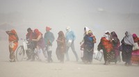 Sejumlah warga di Allahabad berjalan menembus gelombang panas, Selasa (7/6/2022). Suhu ekstrem di India hingga kini masih berlanjut.
