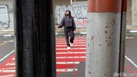 Notabene pejalan kaki saat melintasi zebra cross tersebut tidak leluasa karena setelah menyebrang langkah mereka terhambat tiang sehingga harus berjalan menjorok ke kiri atau ke kanan tiang dan hal itu membahayakan para pejalan kaki.