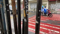 Salat satu warga, Entin (34) mengeluhkan keberadaan tiang tersebut. Selain itu, ada juga warga yang tidak berjalan di zebra cross saat menyebrang karena diakibatkan oleh keberadaan tiang tersebut.