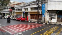 Entin berharap, agar tiang yang menutup zebra cross itu dipindahkan karena jika ada pejalan kaki yang menyebrang tidak pada tempatnya bisa berbahaya.