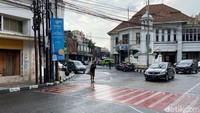 Warga lainnya, Arti Resvanty mengatakan, Pemkot Bandung harus segera turun tangan menertibkan keberadaan tiang itu. 
