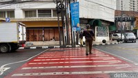 Selain membahayakan pejalan kaki, karena banyak pejalan kaki yang berjalan tidak pada tempatnya juga membahayakan para pengendara.