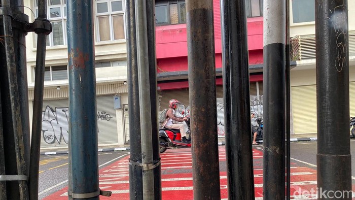8 Tiang Tutup Zebra Cross 'Suling'di Bandung, Engga Percaya? Sebanyak delapan tiang, di antaranya tiang telepon dan tiang listrik menutup zebra cross yang ada di Jalan Lembong, Kota Bandung.