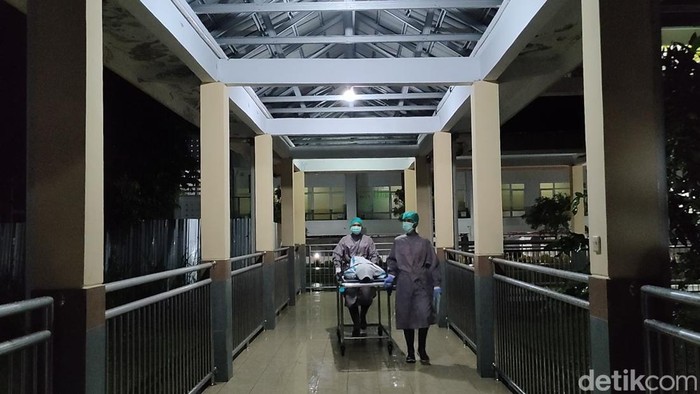 Petugas RSUD Wates membawa jenazah warga Kulon Progo yang tewas tersambar petir, Rabu (8/6/2022).