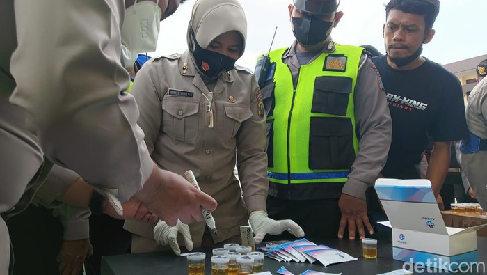 Anggota Polrestabes Medan saat menjalani tes urine mendadak.