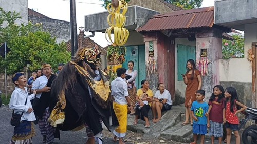 Anggota Sanggar Seni Ismaya saat melaksanakan tradisi ngelawang di wilayah Banjar Singin, Desa/Kecamatan Selemadeg, Tabanan.