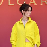 Aktris 39 tahun ini memperlihatkan gaya busana unik dengan padu padan tak biasa. Foto: Getty Images