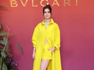 8 Gaya Unik Anne Hathaway di Show Bvlgari, Padukan Gaun dan Celana Pendek
