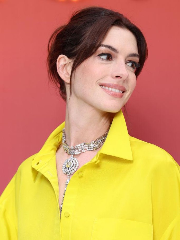 Anne Hathaway di fashion show Bvlgari PARIS, FRANCE - JUNE 06: Anne Hataway attends BVLGARI EDEN THE GARDEN OF WONDERS on June 06, 2022 in Paris, France. (Photo by Daniele Venturelli/Getty Images for Bulgari)