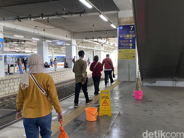Atap bocor Stasiun Manggarai, 8 Juni 2022. (Annisa Rizky Fadhila/detikcom)