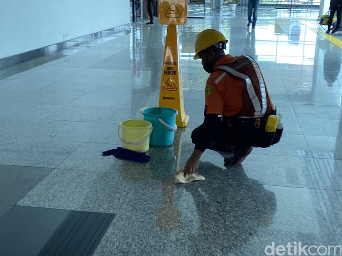 Atap bocor Stasiun Manggarai, 8 Juni 2022. (Annisa Rizky Fadhila/detikcom)