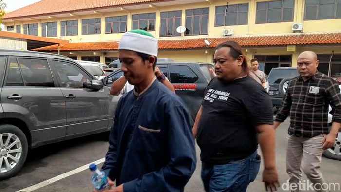 AZ (30), Amir Khilafatul Muslimin Cirebon Raya saat tiba di Mapolres Brebes, Rabu (8/6/2022).