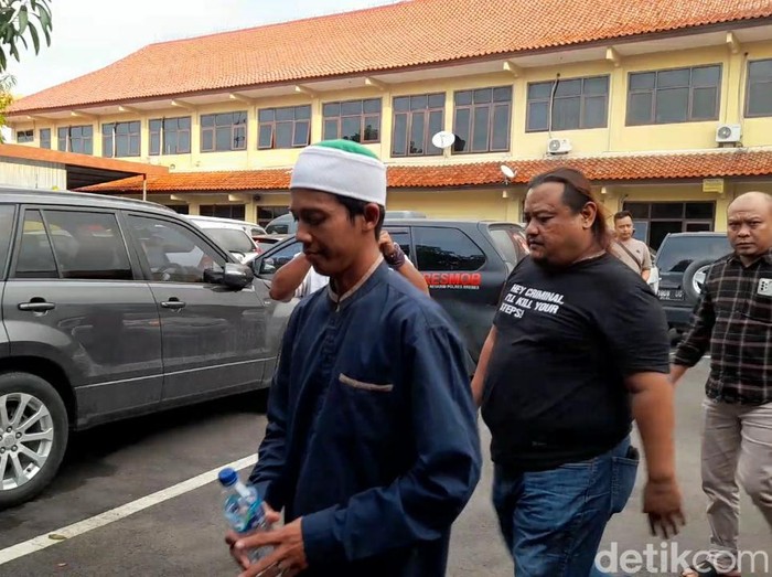AZ (30), Amir Khilafatul Muslimin Cirebon Raya saat tiba di Mapolres Brebes, Rabu (8/6/2022).