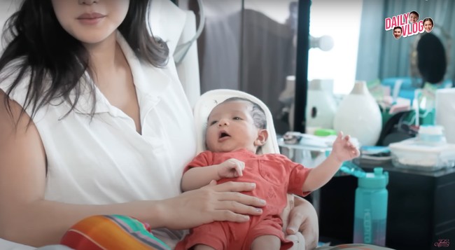 Wajah sang anak tampak diunggah oleh Jessica ke akun YouTube dan juga Instagram pribadinya. Unggahan Jessica tersebut bertepatan dengan usia sang anak yang sudah 1 bulan. Foto: YouTube/Jessica Iskandar