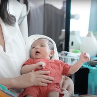 Wajah sang anak tampak diunggah oleh Jessica ke akun YouTube dan juga Instagram pribadinya. Unggahan Jessica tersebut bertepatan dengan usia sang anak yang sudah 1 bulan. Foto: YouTube/Jessica Iskandar