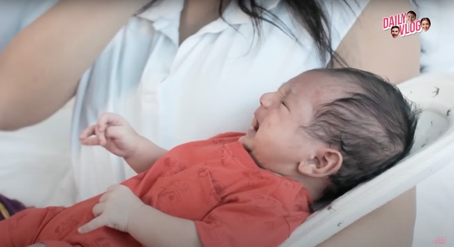 Setelah akhirnya diungkap ke publik, paras tampan baby Don Azaiah Jan Verhaag pun berhasil mencuri atensi. Beberapa ada yang menyebut baby Don mirip dengan ayahnya, Vincent Verhaag. Kalau menurutmu bagaimana? Foto: YouTube/Jessica Iskandar