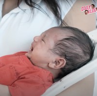 Setelah akhirnya diungkap ke publik, paras tampan baby Don Azaiah Jan Verhaag pun berhasil mencuri atensi. Beberapa ada yang menyebut baby Don mirip dengan ayahnya, Vincent Verhaag. Kalau menurutmu bagaimana? Foto: YouTube/Jessica Iskandar