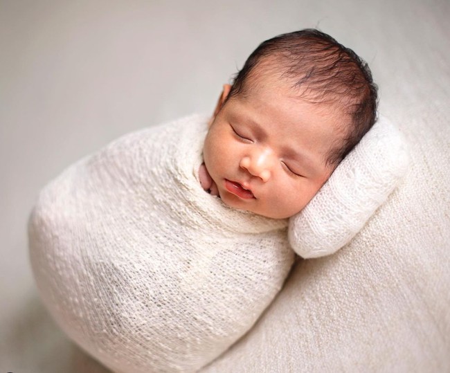 Tak sedikit netizen yang tampak memuji paras tampan anak Jessica Iskandar dan Vincent Verhaag tersebut. Seperti yang terlihat, baby Don memang memiliki paras blasteran yang diturunkan dari kedua orangtuanya. Foto: Instagram/@inijedar