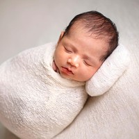 Tak sedikit netizen yang tampak memuji paras tampan anak Jessica Iskandar dan Vincent Verhaag tersebut. Seperti yang terlihat, baby Don memang memiliki paras blasteran yang diturunkan dari kedua orangtuanya. Foto: Instagram/@inijedar