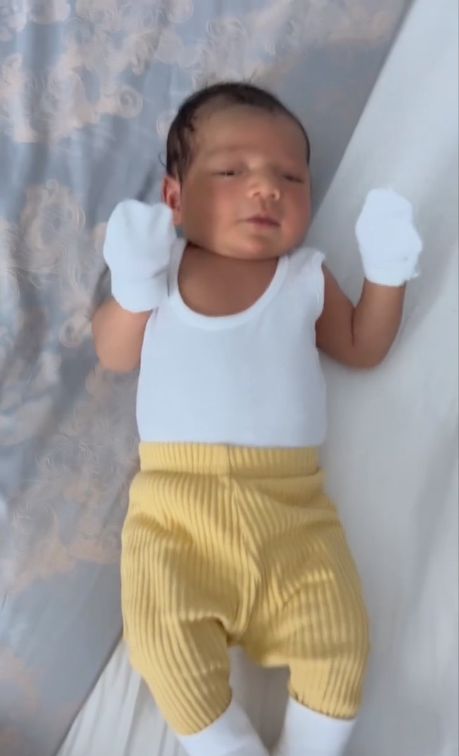 Melalui kanal YouTubenya Jessica juga menjelaskan alasan dirinya dan suami baru mengungkapkan nama dan wajah sang anak ke publik. Vincent mengatakan hal itu dikarenakan seluruh keluarga besarnya sudah melihat dan bertemu baby Don. Setelahnya baru Vincent dan Jessica sepakat untuk mempublikasikannya ke publik. Foto: Instagram/@inijedar