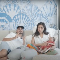 Jessica Iskandar diketahui telah melahirkan anaknya bersama Vincent Verhaag pada 7 Mei 2022. Awalnya Jessica dan Vincent terlihat kompak menyembunyikan nama dan wajah sang anak. Namun akhirnya setelah 1 bulan Jessica dan suaminya pun mengungkapkan wajah sang anak ke publik. Foto: YouTube/Jessica Iskandar