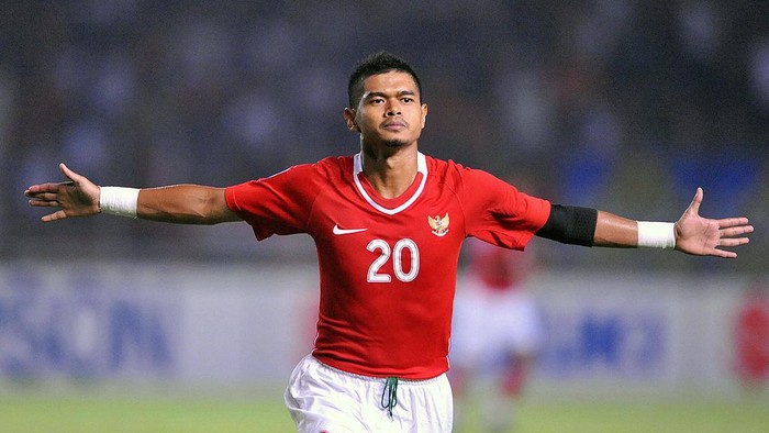 Indonesias Bambang Pamungkas celebrates his teams third goal against Myanmar during the AFF Suzuki Cup football match in Jakarta on December 5, 2008. Indonesia won 3-0. AFP PHOTO/ADEK BERRY (Photo credit should read ADEK BERRY/AFP via Getty Images)