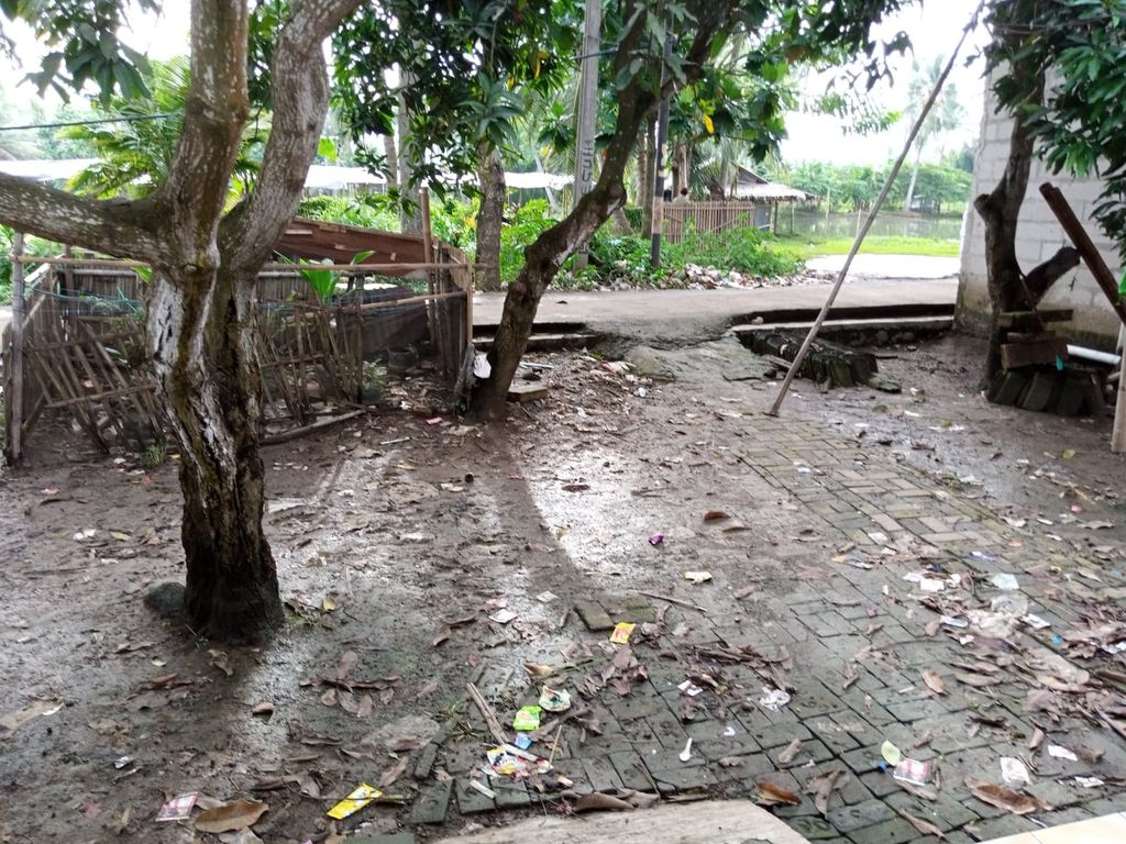 Banjir di Desa Tanjung Burung, Kecamatan Teluknaga, Kabupaten Tangerang, telah surut. BPBD Kabupaten Tangerang menyerahkan bantuan logistik kepada warga. (dok BPBD Kabupaten Tangerang)