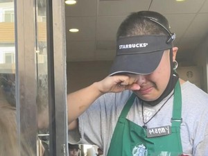 Diberi Kejutan Uang Rp 14 Juta oleh Pelanggan, Barista Ini Menangis Terharu