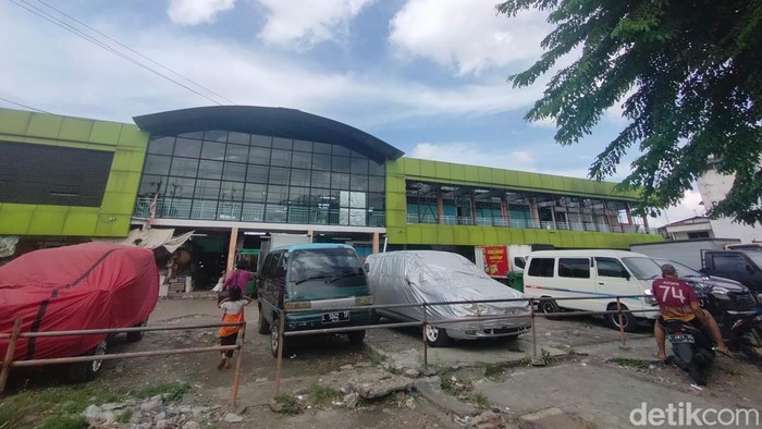 Pada masanya, gedung bioskop pernah menjamur di Surabaya. Tempat menonton film itu ada di hampir setiap kecamatan.