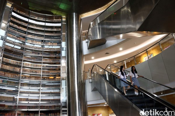Perpustakaan Nasional berada di Jalan Medan Merdeka Selatan No.11 Jakarta Pusat. Kamu harus bangga, Gedung Perpustakaan Nasional merupakan yang tertinggi di dunia yaitu 126,3 meter. Gedung setinggi ini memiliki gedung layanan sebanyak 24 lantai. ( Rifkianto Nugroho) Perpustakaan Nasional berada di Jalan Medan Merdeka Selatan No.11 Jakarta Pusat. Kamu harus bangga, Gedung Perpustakaan Nasional merupakan yang tertinggi di dunia yaitu 126,3 meter. Gedung setinggi ini memiliki gedung layanan sebanyak 24 lantai. ( Rifkianto Nugroho)