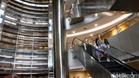 Perpustakaan Nasional berada di Jalan Medan Merdeka Selatan No.11 Jakarta Pusat. Kamu harus bangga, Gedung Perpustakaan Nasional merupakan yang tertinggi di dunia yaitu 126,3 meter. Gedung setinggi ini memiliki gedung layanan sebanyak 24 lantai.  ( Rifkianto Nugroho)