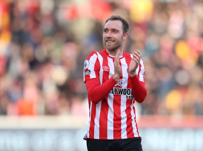 BRENTFORD, ENGLAND - APRIL 10: Christian Eriksen of Brentford crosses the ball during the Premier League match between Brentford and West Ham United at Brentford Community Stadium on April 10, 2022 in Brentford, England. (Photo by Chloe Knott - Danehouse/Getty Images)