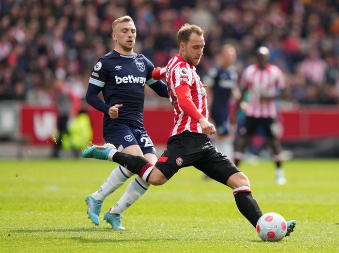 BRENTFORD, ENGLAND - APRIL 10: Christian Eriksen of Brentford crosses the ball during the Premier League match between Brentford and West Ham United at Brentford Community Stadium on April 10, 2022 in Brentford, England. (Photo by Chloe Knott - Danehouse/Getty Images)