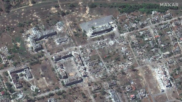 Citra satelit yang disediakan oleh Maxar Technologies ini menunjukkan bangunan yang hancur di Rubizhne, Ukraina dekat Severodonetsk, pada Senin, 6 Juni 2022. (Maxar Technologies via AP)