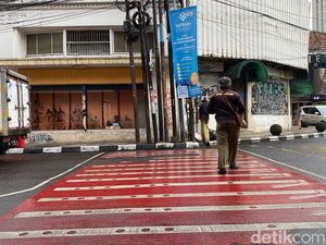 8 Tiang Halangi Akses Pejalan Kaki ke Zebra Cross Lembong-Braga