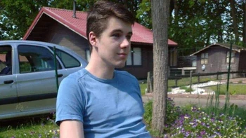 Pria di foto seolah mengambang. Foto: reddit.com/confusing_perspective