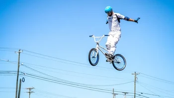 Berjalan di atas tali./ Foto: reddit.com/confusing_perspective