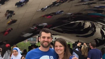 Pria di sebelah kanan seolah tangannya memegang lengan perempuan di foto. Foto: reddit.com/confusing_perspective