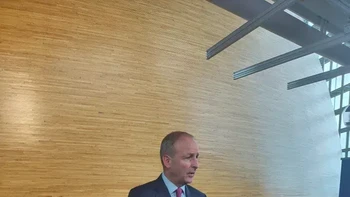 PM Irlandia ini seperti bersama minionnya. Foto: reddit.com/confusing_perspective