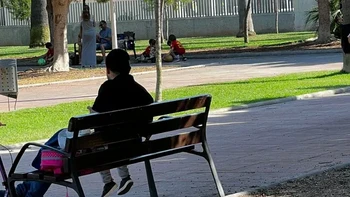 Orang dewasa berkaki bocah. Foto: reddit.com/confusing_perspective