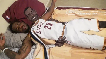 Seolah dipeluk dari belakang. Foto: reddit.com/confusing_perspective