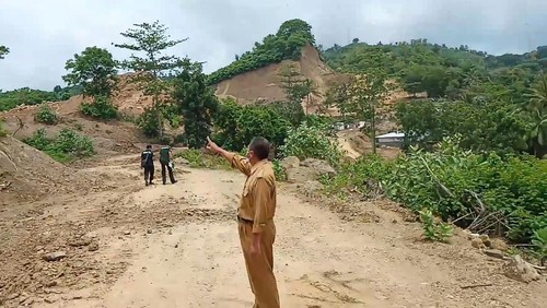 Dinas LHK NTB saat mengecek kondisi galian C di Bukit Lenser, Desa Kuta Mandalika, Kabupaten Lombok Tengah, Nusa Tenggara Barat (NTB).
