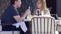 Kini, Natasha Bassett kembali menarik perhatian karena berpacaran dengan Elon Musk yang usianya terpaut jauh di atasnya. Foto: Daily Mail