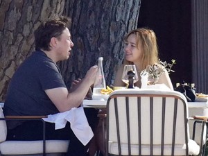 Elon Musk Kepergok Berduaan dengan Daun Muda