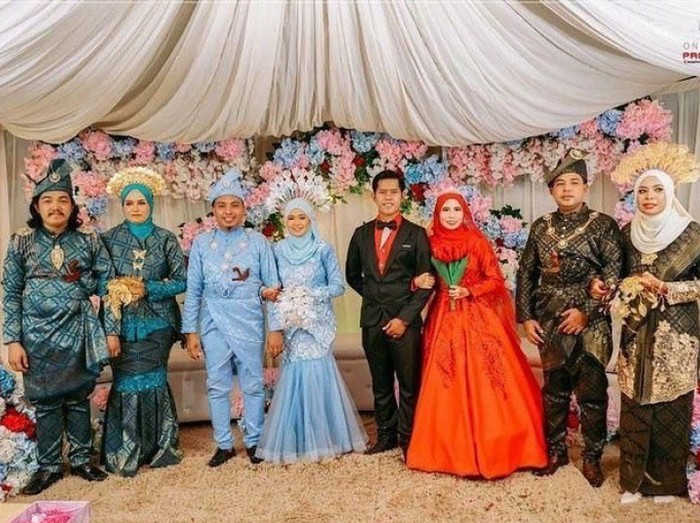 empat sepupu viral memakai baju pengantin dan berada di satu pelaminan. empat sepupu viral memakai baju pengantin dan berada di satu pelaminan.